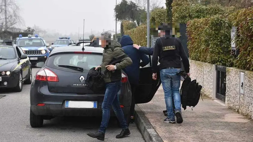 SCATTOLIN - DINO TOMMASELLA - ERACLEA - BLITZ DELLE FORZE DELL'ORDINE NELLE ABITAZIONI DEI DONADIO - UNO DEI DONADIO VIENE CARICATO IN MACCHINA