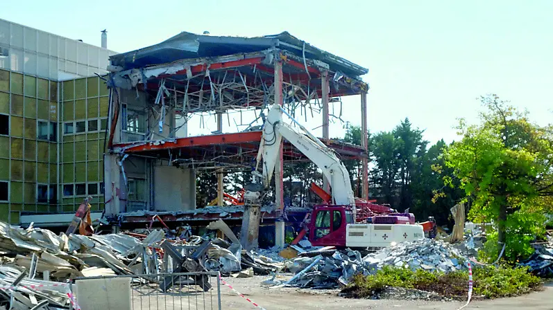 Il complesso ex Telecom in demolizione: nascerà un nuovo studentato (foto Bianchi)