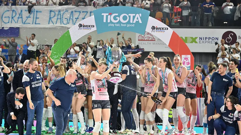 Florence Italy: f Prosecco Doc Imoco Conegliano Celebrate the victory. during the fourth match of the LVF Serie A1 2023/24 volleyball match between Prosecco Doc Imoco Conegliano vs Savino del Bene at Palazzo Wanny stadium in Florence , Italy. 27 April 2024 ANSA/CLAUDIO GIOVANNINI