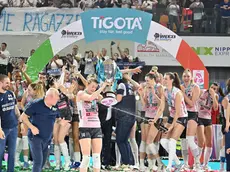 Florence Italy: f Prosecco Doc Imoco Conegliano Celebrate the victory. during the fourth match of the LVF Serie A1 2023/24 volleyball match between Prosecco Doc Imoco Conegliano vs Savino del Bene at Palazzo Wanny stadium in Florence , Italy. 27 April 2024 ANSA/CLAUDIO GIOVANNINI
