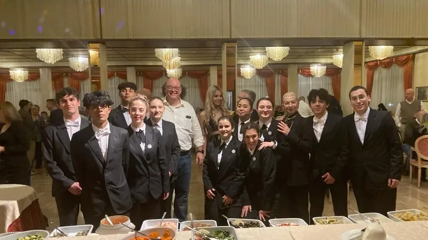 Festeggiare il compleanno assieme a tutti i dipendenti. È l'idea venuta a Paolo Buja, titolare dell'Hotel Bristol Buja di Abano