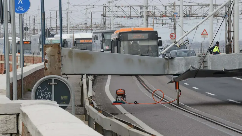 Interpress/M.Tagliapietra Venezia 24.02.2018.- Cade portale di ferro sul ponte della libertà. Traffico bloccato in tutte le direzioni. Piazzale roma deserto.