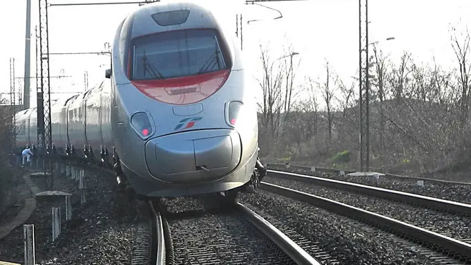 S. Elena, 21 Feb 14.Suicidio alla stazione ferroviarria di S. Elena. Nella foto: il Freccia d'Argento, fermo sui binari 1- 2 km dopo la stazione ferroviaria di S. Elena in direzione Bologna.ph. Zangirolami