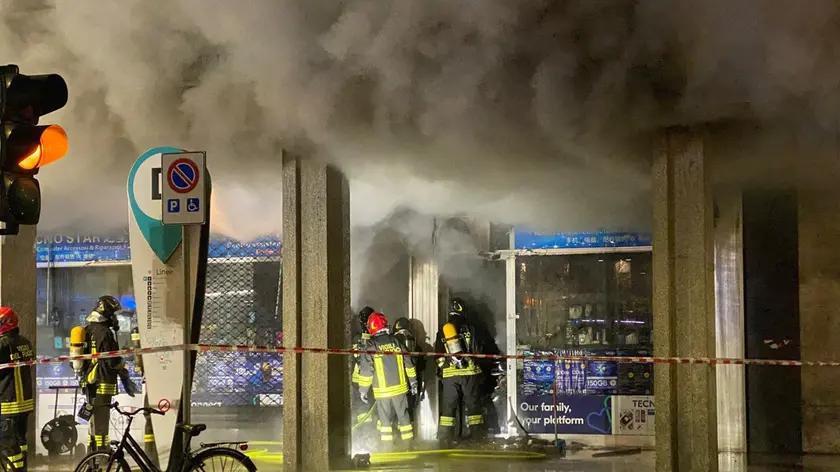 Incendio in stazione, l'intervento dei pompieri (foto Fossella/Agenzia Bianchi)
