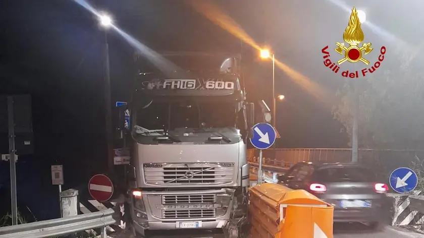 Il camion incastrato