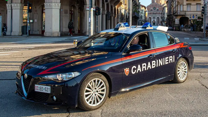 Mamma lascia i bimbi in auto e va a fare la spesa, intervengono i carabinieri