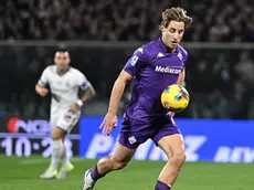 Fiorentina's midfielder Edoardo Bove in action during the Italian serie A soccer match ACF Fiorentina vs Inter Milan at Artemio Franchi Stadium in Florence, Italy, 01 December 2024. Bove felt sick and suddenly collapsed to the ground. He was taken to hospital and the game was suspended. ANSA/CLAUDIO GIOVANNINI