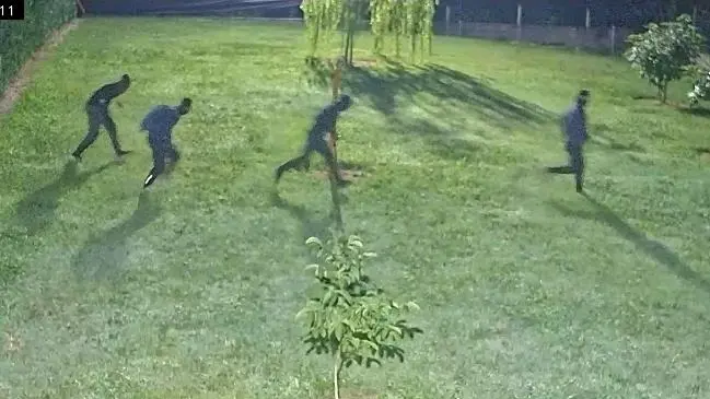 I quattro ladri in fuga nel giardino di Turlon, in via Romana ad Abano Terme