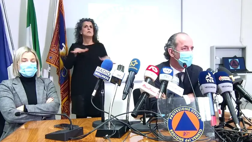 Il presidente della Regione Veneto, Luca Zaia, in un frame tratto dalla diretta Facebook, 21 gennaio 2021. ANSA / Immagine tratta dal profilo Facebook di Luca Zaia +++ATTENZIONE LA FOTO NON PUO' ESSERE PUBBLICATA O RIPRODOTTA SENZA L'AUTORIZZAZIONE DELLA FONTE DI ORIGINE CUI SI RINVIA+++ +++NO SALES; NO ARCHIVE; EDITORIAL USE ONLY+++