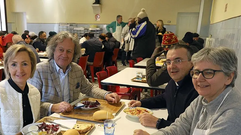 MARIAN - AGENZIA BIANCHI - PADOVA - FINCO E PIOVESANA ALLE CUCINE POPOLARI. CON DON MARCO E SUOR ALBINA