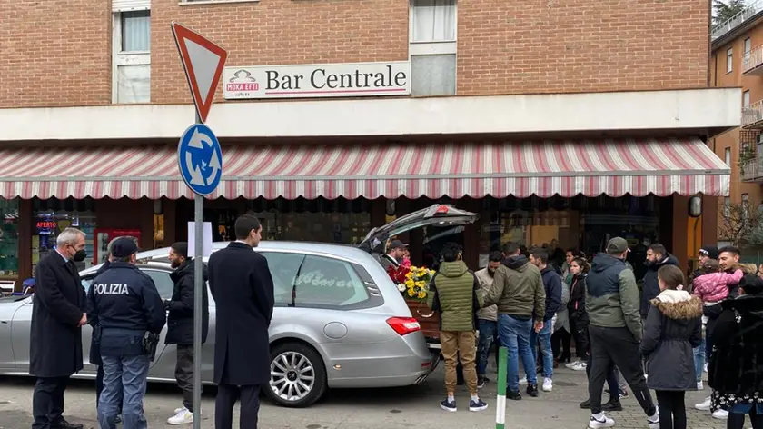 La sosta del corteo funebre al bar dell'Arcella. A seguire i pugni tra conoscenti