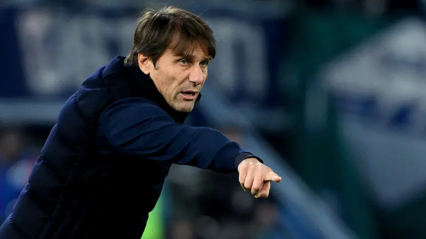 epa11759459 SSC Napoli's head coach Antonio Conte reacts during the Italian Cup round of 16 soccer match between SS Lazio and SSC Napoli at the Olimpico stadium in Rome, Italy, 05 December 2024. EPA/ETTORE FERRARI