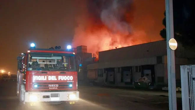 FERRO - INCENDIO VIA SESTA STRADA