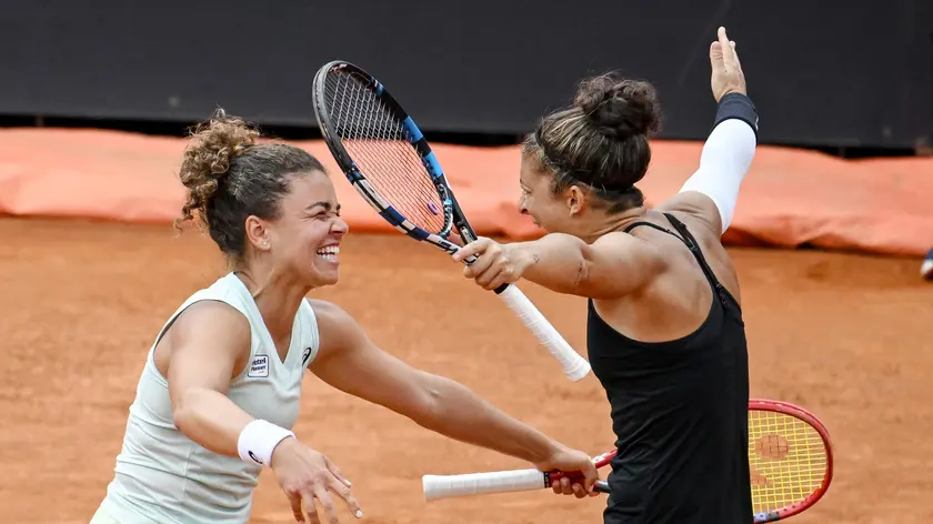 epa11353140 Sara Errani (R) and Jasmine Paolini (L) of Italy, celebtrate after winning the women's double final against Coco Gauff of USA and Erin Routliffe of New Zealand (not pictured) at the Italian Open tennis tournament in Rome, Italy, 19 May 2024. EPA/ALESSANDRO DI MEO