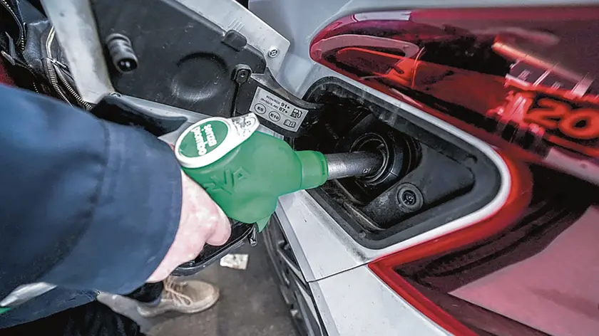 Un rifornimento a un distributore: a Padova una donna è stata rimborsata per un caso di “benzina sporca”