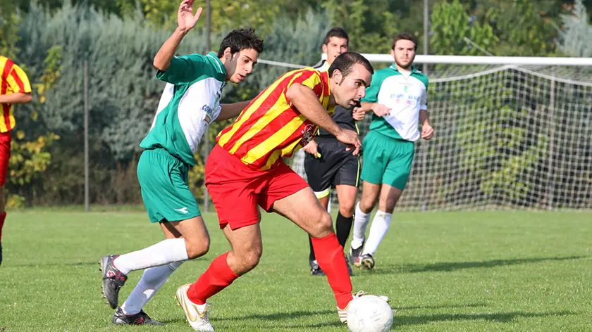 stella partita u.s. casale(giallo rossi) asd.c. atheste(bianco verdi) ph.zangirolami nella foto: cusimano(n8 atheste)tenta di rubar palla a andreetto(n3 casale)