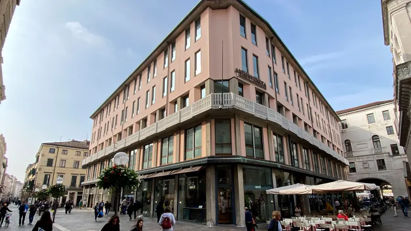 Il palazzo ex Storione di Padova (foto Bianchi)