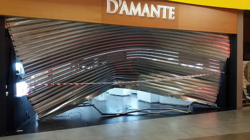 BELLUCO - FOTOPIRAN - SAN GIORGIO DELLE PERTICHE - FURTO GIOIELLI D'AMANTE CENTRO COMMERCIALE CENTURIE