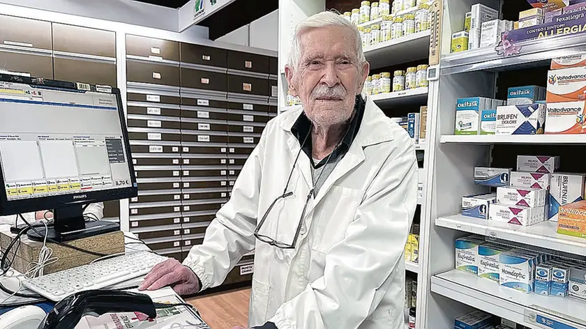 Il dottor Giuseppe Maggioni compie oggi 100 anni, ogni giorno continua ad andare in farmacia