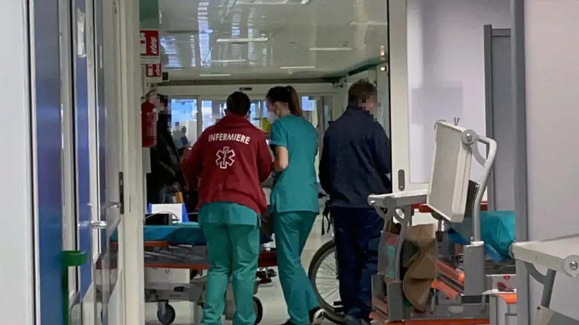 Infermieri e operatori al lavoro in reparto