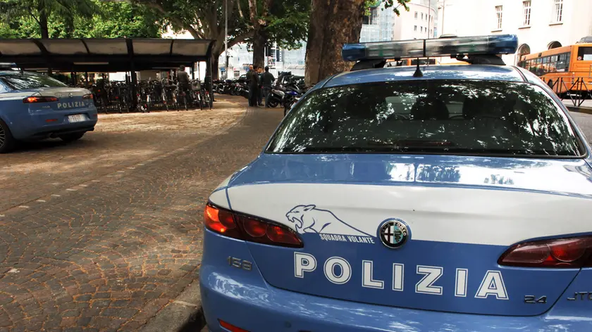 2011-05-02 -LO- Auto rubata piazza stazione pattuglia polizia polizei bolzano