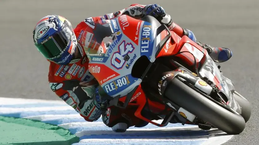 epa07106488 Italian MotoGP rider Andrea Dovizioso of Ducati Team in action during a free practice session for MotoGP Motorcycling Grand Prix of Japan at Twin Ring Motegi, Tochigi Prefecture, northern Japan, 20 October 2018. The 2018 Japanese MotoGP race will be held on 21 October 2018. EPA/KIMIMASA MAYAMA