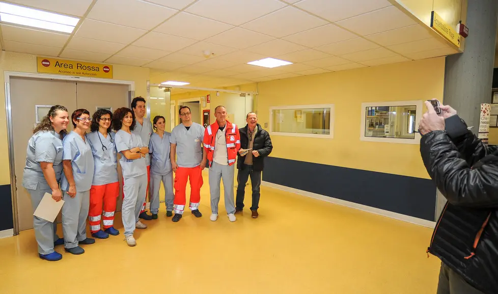 Monselice (PD), 17.11.2014 Chiusura del Pronto Soccorso dell'ospedale alle ore 6.30. ph. Zangirolami. Nella foto: foto ricordo dello staff che ha appena concluso l'ultimo turno dell'ospedale.