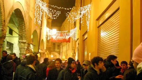PD 11 dicembre 2004 G.M. Situazione spritz con i locali chiusi. ressa difronte a "Zanellato" chiuso. (CARRAI) Situazione spritz con i locali chiusi - Carrai