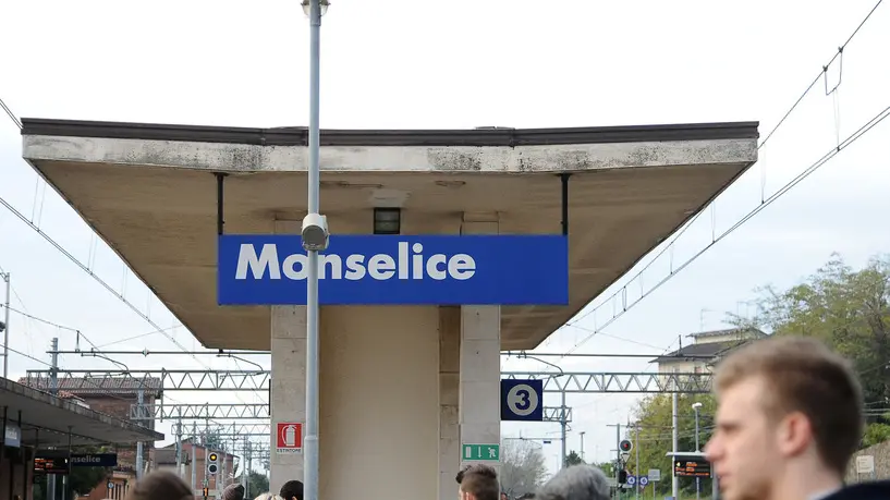Foto d'archivio di pendolari alla stazione ferroviaria di Monselice ph. Zangirolami