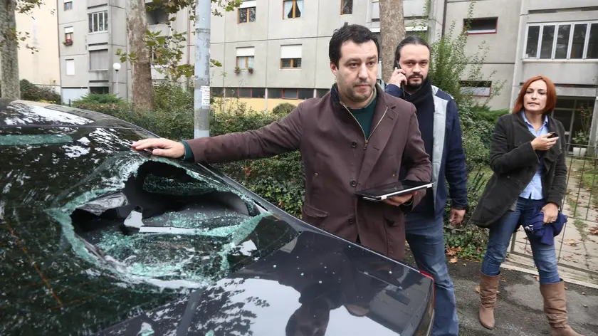 Salvini indica il vetro sfondato dell'auto