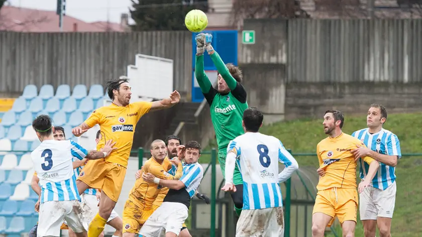 Foto LaPresse - Claudio Grassi.28/02/2016 Gorgonzola (Italia).Sport Calcio.Giana Erminio - Cittadella.Campionato di Calcio Lega Pro 2015-2016.Stadio "Città di Gorgonzola".Nella foto: Alberto Paleari (portiere Giana) in uscita..Photo LaPresse - Claudio Grassi.28 February 2016 Gorgonzola (Italy).Sport Soccer.Giana Erminio - Cittadella.Italian Football Championship League Lega Pro 2015-2016."Città di Gorgonzola" Stadium