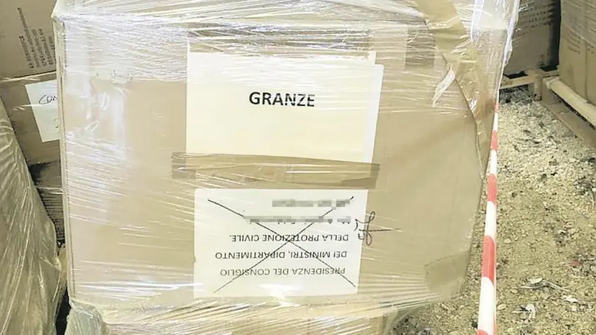 Gli scatoloni pieni di mascherine ora da buttare in discarica