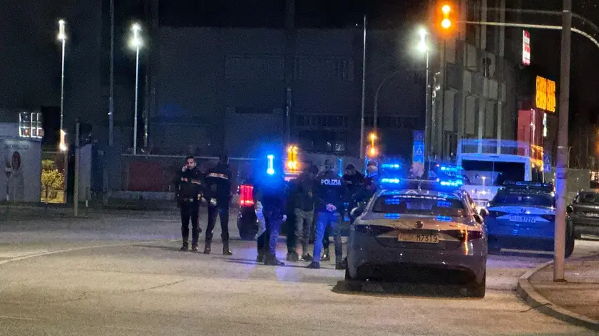 Le forze dell'ordine in via Longhin (foto Bianchi)
