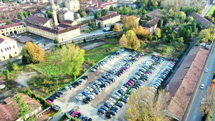 Una veduta dall’alto dell’ex caserma Prandina: in fondo a destra il boschetto destinato a sparire