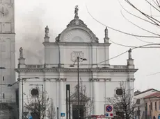 Il fumo dell'incendio esce dalla chiesa di Fontaniva (fotoservizio Piran)