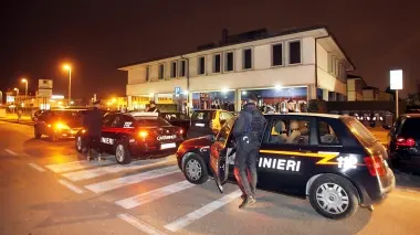 CONTROLLI AL NACHT CAFE Carabinieri in forze sabato sera durante il controllo Con loro anche gli ispettori del lavoro