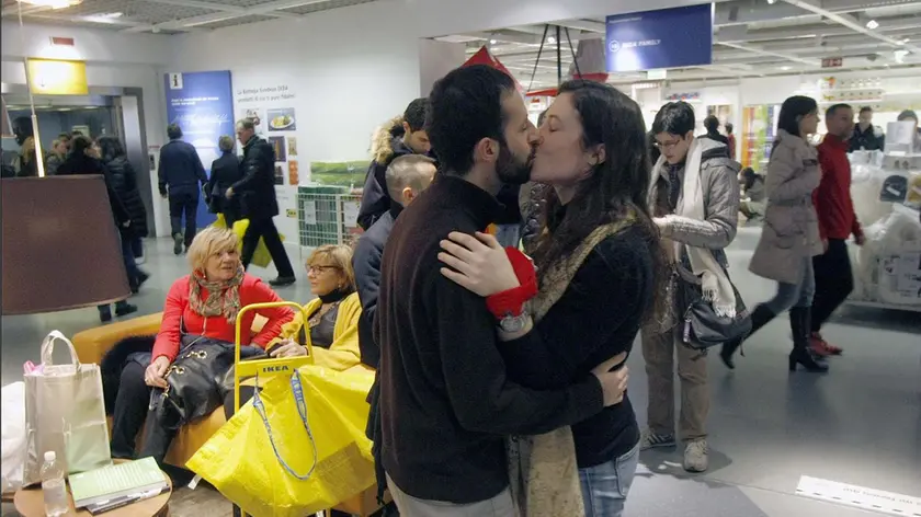 Uno dei tanti baci all'Ikea