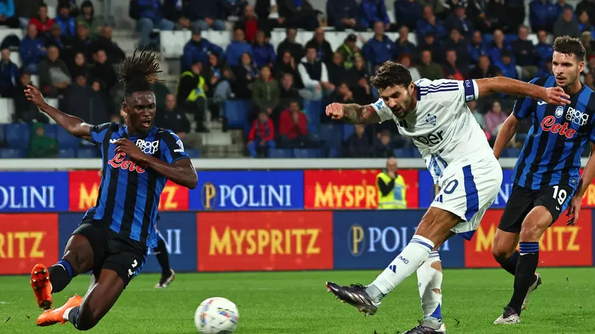 epa11622880 Como’s Patrick Cutrone (R) in action against Atalanta's Odilon Kossounou during the Italian Serie A soccer match between Atalanta BC and Como 1907, in Bergamo, Italy, 24 September 2024. EPA/MICHELE MARAVIGLIA