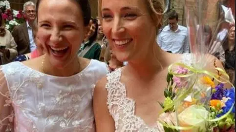 Giorgia Sottana (a sinistra) e Kim Mestdagh raggianti dopo il matrimonio celebrato in Belgio