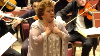La soprano Mara Zampieri; sotto a sinistra, Lorenza Carlassare A destra Franca Bimbi, sociologa della famiglia all’università