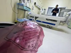 Una delle camere allestite per ospitare persone contagiate dal virus Ebola, all'interno dell'ospedale Spallanzani di Roma, 14 ottobre 2014. ANSA/MASSIMO PERCOSSI