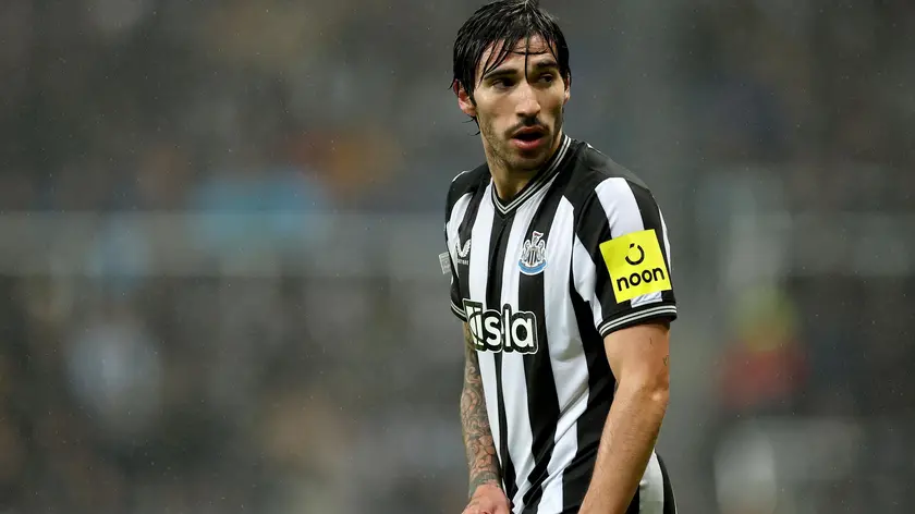 epa10939420 Sandro Tonali of Newcastle looks on during the UEFA Champions League Group F match between Newcastle United and Borussia Dortmund in Newcastle, Britain, 25 October 2023. EPA/ADAM VAUGHAN