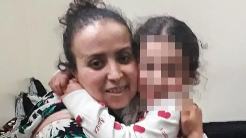 Stanghella (PD), 26 ottobre 2019. Scomparsa di Samira El Attar dalla casa di via Statale. Nella foto: Samira con una bimba in braccio.