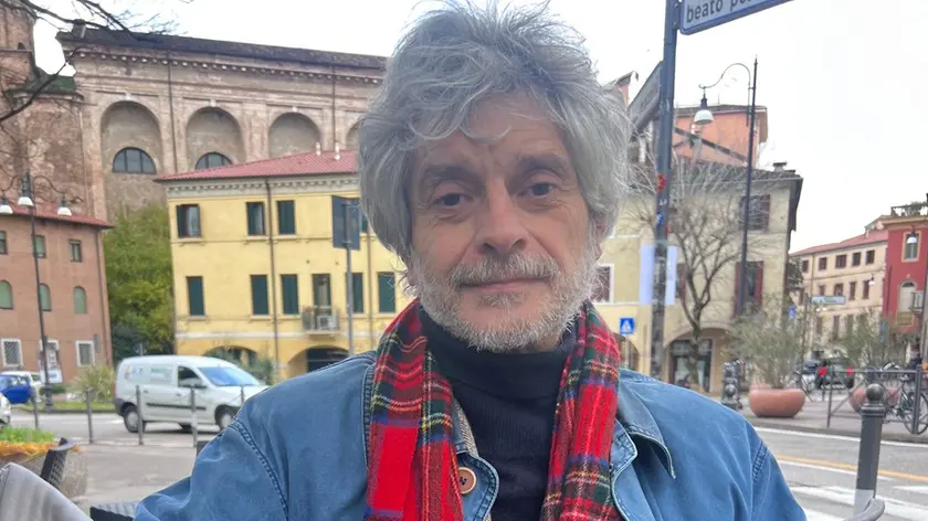 Francesco Spagna, docente universitario per 12 mila euro lordi l'anno, ha 62 anni
