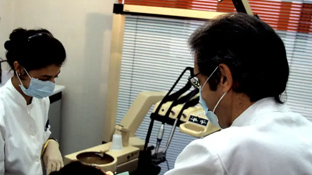 20091219 - ROMA - FIN - SANITA': FALSI DENTISTI; 15.000 ABUSIVI, BUSINESS DA 720 MLN. Una foto di archivio di un dentista al lavoro. Sono circa 15.000 in Italia i falsi dentisti, con un giro d'affari stimato pari a 720 milioni incassati in nero all'anno su un totale di 7,2 milioni di cure. In Italia è in aumento il fenomeno degli odontoiatri abusivi, che senza averne titolo eseguono otturazioni, devitalizzazioni e addirittura delicatissime operazioni. E' quanto emerge dai dati resi noti oggi dai Nas, in una conferenza stampa organizzata dalla commissione Albo odontoiatri (Cao). GIUSEPPE GIGLIA/ANSA /DC