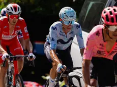 epa11567253 The leader of the general classification, the Australian Ben O'Connor (3R) from the Decathlon AG2R La Mondiale Team along with the Spanish from Movistar, Enric Mas (2R), and the Ecuadorian from EF, Richard Carapaz (R), in the 10th stage of the Spain's Cycling Vuelta that runs 160 km between Ponteareas and Baiona, North Spain, 27 August 2024. EPA/Javier Lizon