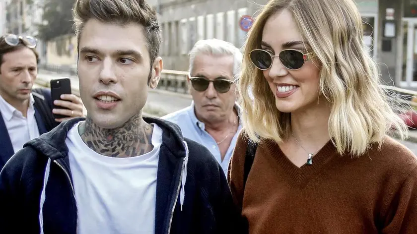 Il duo Fedez Ferragni all'uscita dall'ospedale