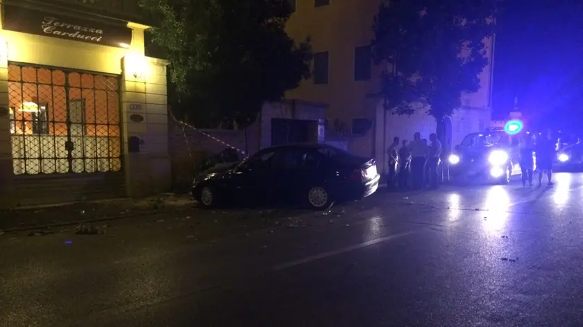 La Bmw davanti al tronco e all'osteria