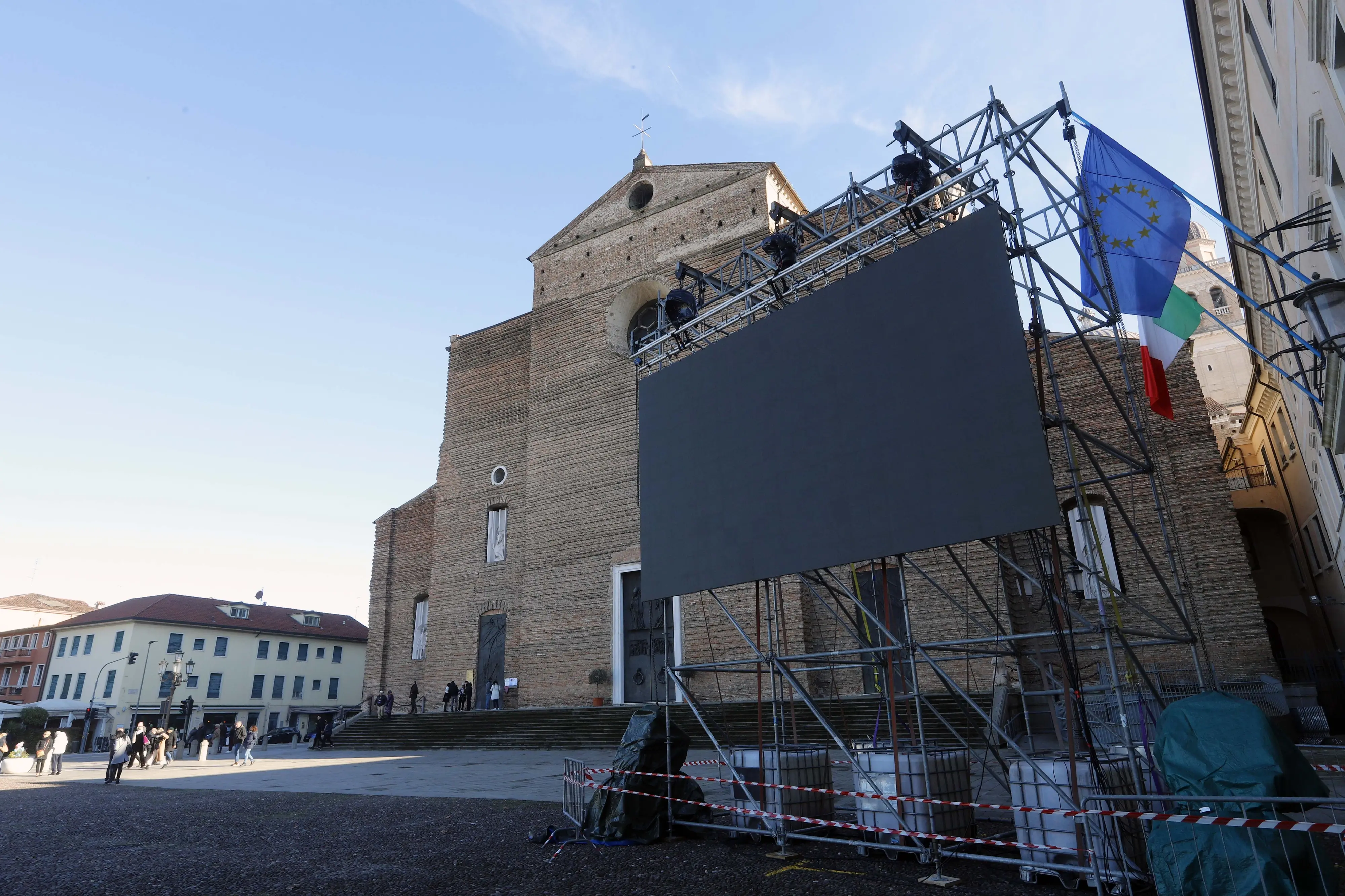 TOME’ - AGENZIA BIANCHI - PADOVA - SCHERMI IN PRATO DELLA VALLE
