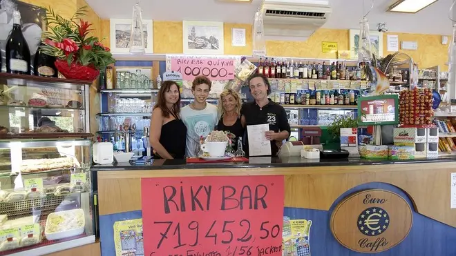 BARSOTTI - VINCITA AL RIKY BAR. DA DX: GIAMPAOLO MARCATO, MONICA, FEDERICO, SILVIA